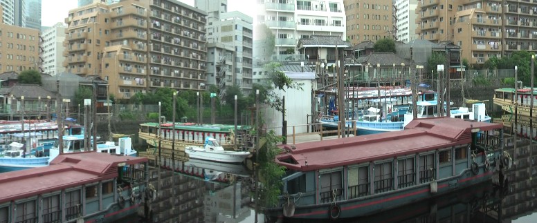 お休み処近くの旧東海道から約１００メートル東へ行くと船溜りへ出る、釣り船、屋形船が目白押し。