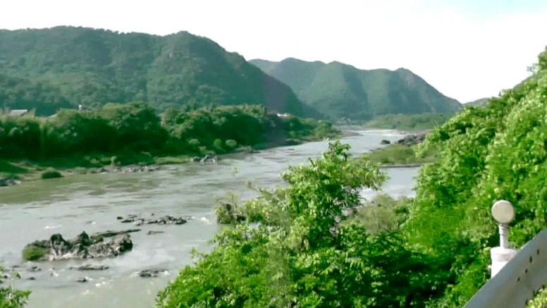 不老公園付近から木曽川上流方面を撮る。 不老の滝。 不老の滝(右上)。下は不老公園から犬山橋(下)と木曽川上流(上左)を撮る。 不老公園