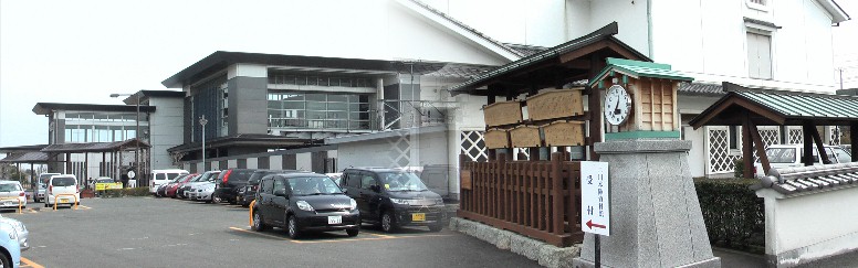 左：JR二川駅、右：本陣横の高札場復元