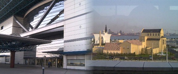 左は交流センター玄関 右は駅東側を見る