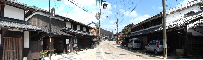 左:造り酒屋・巌左九兵衛跡と「伊吹堂亀屋左京」の伊吹艾(もぐさ)本舗。