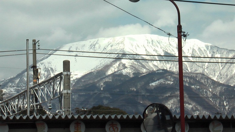 jr柏原駅前から見る伊吹山。2012.3.14撮影。