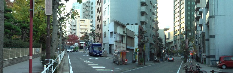 飯田街道沿いの富士中学校前から東南、新栄町～吹上方面を撮る（左） 右は富士中学校前から西北、久屋大通り、テレビ塔で分断～旧宮町通り ～本町・伝馬会所札の辻方面を撮る。