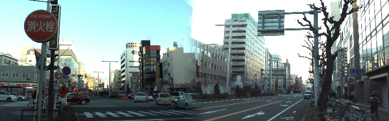 左は駅前から東、池下～東山公園方面。右は駅前から西、千種～栄方面を撮る（東山線、 今池北交差点：錦通り）。