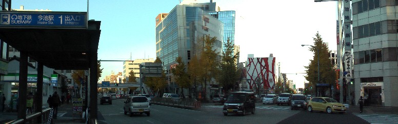 左は駅前から北、車道～久屋大通方面。右は駅前から南、吹上～桜山方面を撮る。（桜通線）