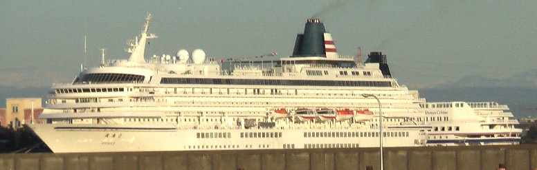 夕日に浮かぶ飛鳥Ⅱの全景。