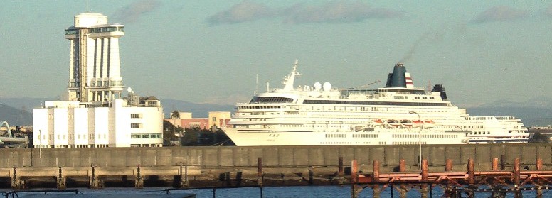 名古屋港ガーデン埠頭に停泊中の飛鳥Ⅱ。稲永埠頭散策中偶然の出会い。