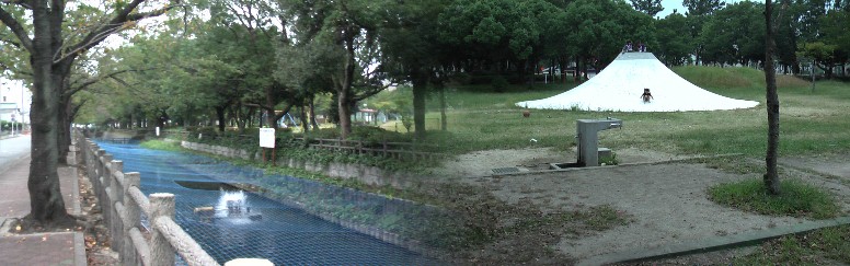 稲永東公園周りの永徳水路のせせらぎの水（左）と園内の施設。築地口駅から約５キロの「荒子川公園と 緑地めぐり」の小さな旅はここで終わります。ふたつの長い人工緑地を東端から西端まで、そして普段何気なく 過ごす川、運河の終末の様子を見ることが出来