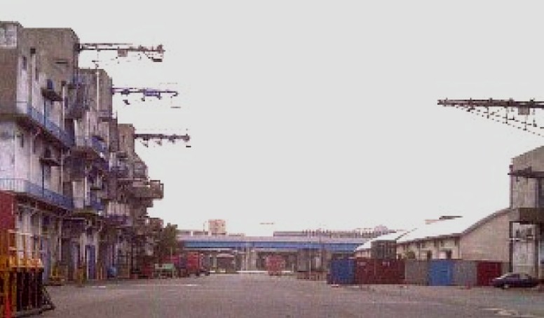 稲永埠頭を南北に走るあおなみ線（高架線） あおなみ線稲永埠頭