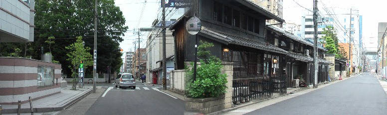 市政資料館東門(緑の木が見える)の道がまっすぐ南へ伸び上記神社付近で京町筋と合流します。