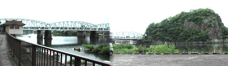 犬山橋。以前はこの山の頂上に絶景を見下ろす料亭が建っていた記憶が甦ってきます。