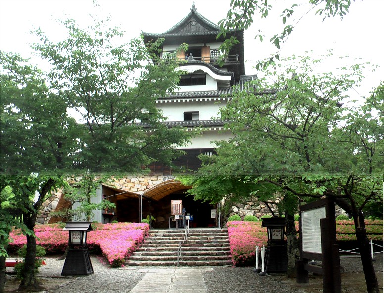 国宝犬山城(合成写真) 犬山城の歴史 。 天主閣の構造 リンク:犬山城。