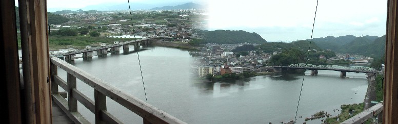 天主閣の展望、木曽川上流(右)。下流(左)。