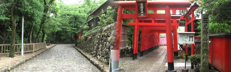 ゆるやかな城への登り道。途中右にある稲荷神社。