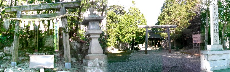 伊良湖神社（右）。左は参道途中の伊勢神宮遥拝所（参拝出来ない人のため、遠くからお参りする場所）。