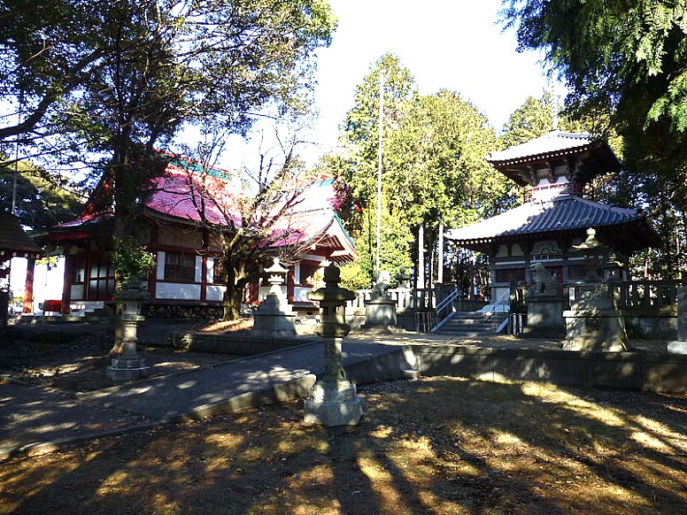 入山瀬浅間神社・拝殿、忠霊塔。クリエイティブ・コモンズ 表示-継承ライセンスの下で利用可能です