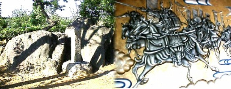 家康がこの山頂で軍議を開いた時に腰を掛けたと言われる 床机石です。（写真左）右はこの展望台の１階にある大壁画で当時の 戦いの様子が描かれています。