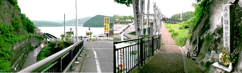 入鹿池の放水路ダム（左）。右はダム横の入鹿国体竜王大神。 入鹿池