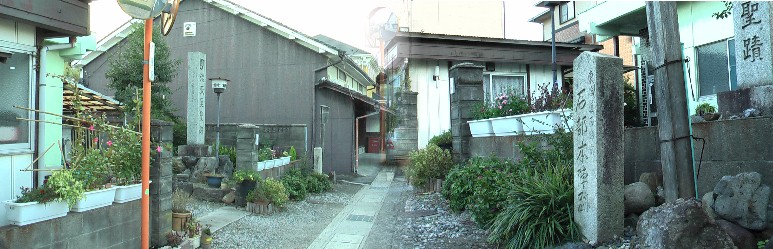 宿場のほぼ中ほどにあります。