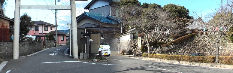 能褒野（のぼの）神社の鳥居：古事記に登場するヤマトタケルノミコト（日本武尊）が東国平定から 故郷の大和を目指す途中、病に倒れ能褒野の地にて没したという。ここ能褒野神社にはヤマトタケルノ ミコトのお墓があり、全長約90ｍ、高さ約９ｍにおよぶ三