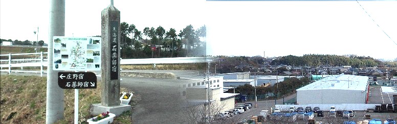 一里塚の案内板と標識、右は西部丘陵から見た石薬師宿の南部方面