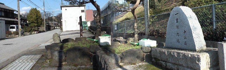 まもなく一色の集落に入ると左手名神高速土手下に真新しい石碑が置かれています。 一色一里塚跡。