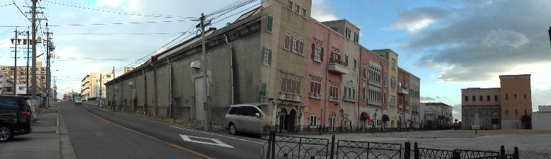 旧イタリア村の現状と付近の港風景。現在は取り壊されて存在しません。
