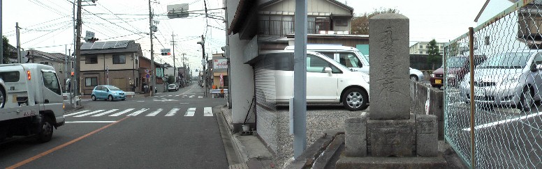古書と実測によればここ岩塚石橋付近に岩塚一里塚があるはずですが全く痕跡がありません 徳川幕府は佐屋街道を東海道並に保全するように命じていた。右は付近のお題目碑。