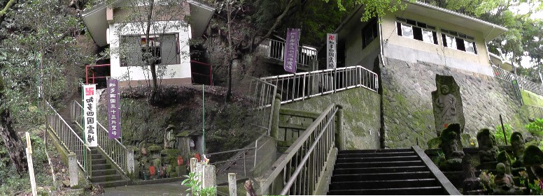 尾張高野山宗・総本山岩屋寺（上）。霊亀元年（７１５年）建立。元正天皇勅願所。尾張徳川候祈願所。 下左境内薬師堂。下右は大師ケ嶽登り口。 岩屋寺本堂。 説明文拡大 南知多三十三観音霊場会・岩屋寺 岩屋寺経蔵（右）。屋根瓦の先端には菊の御紋章が