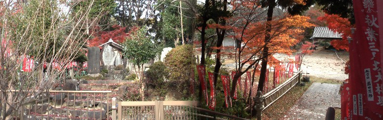 慈眼寺境内の御嶽神社(左)と境内を撮る。