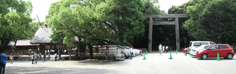 熱田神宮拝殿と東門。今回の鎌倉街道小さな旅はここで終り、稲沢市下津から 豊明市まで鎌倉街道はつながりました。