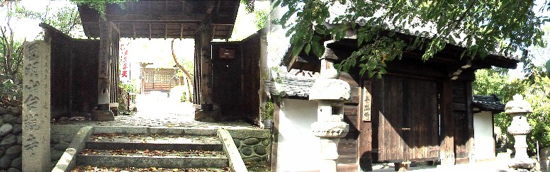 左・台観寺,右・尋盛寺の山門、文禄4(1595)年尋盛上人が清州に創建。中区の白川町を経て、 現在地に移転。山門は清州越し以来のものという。 (千種区役所説明文引用）