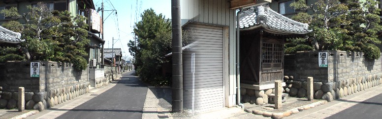 東蜆地区の地蔵堂と前の街並み。