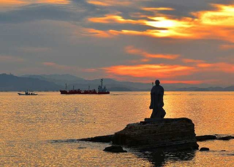 朝日に浮かぶ上陸大師像。大井の石黒氏提供の写真です。