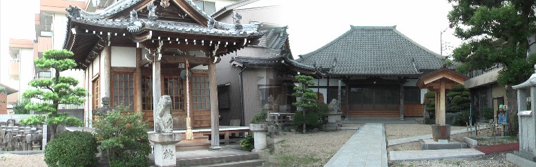 常雲寺(右)と境内の庚申堂(庚申信仰に基づいて建立される仏堂のひとつ) 。