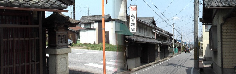 木製のレンジ格子が取り付けられ、屋根は檜皮ぶき、豪華な常夜灯です（左）。右は今来た旧街道の町並み。