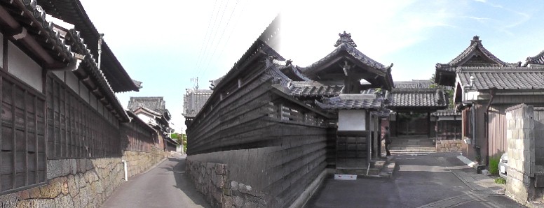 さかな通りの途中から右折すると順海町通りという西尾・城下町の佇まいを最も 残している小路といわれる。右写真は唯法寺南門で白壁が崇覚寺。 順海町通り入り口