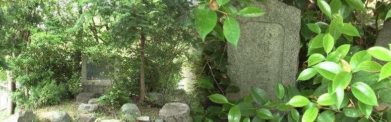 境内に史跡十三塚石碑があり、鎌倉街道説明文には神社南30mに鎌倉街道があったと刻まれている (一部判読困難)(左)。右はすぐ左に小さな「お紺女郎の碑」が立っている。