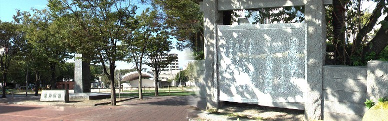 籠田惣門跡（右）と籠田公園。