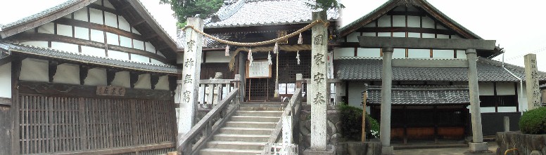 津島神社拝殿前、鳥居をくぐると皆楽座の建物(右)。中は神社拝殿。左は皆楽座の裏側。 皆楽座説明文 。