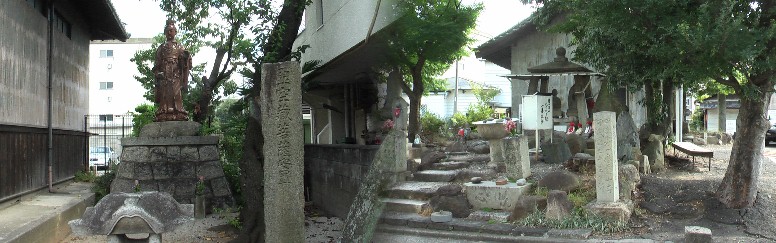 私ごとですが亡きおふくろも祖父もここのお参りを欠かしたことなく、本四国へ行けなかった時代ゆえ 自然発生的に決して立派とは言えないお堂がこうして出来あがっていったのではないでしょうか