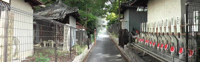 9、10番札所です。札所守役人の案内によれば東一帯の丘陵地にも八十八箇所を一つの 場所としてあるそうです。この付近はゴミ処理の関係でお堂に近ずけません。