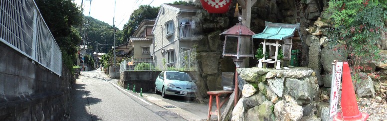 左は日ノ岡地区の旧東海道町並み。右は日ノ岡地区にある亀水不動尊。