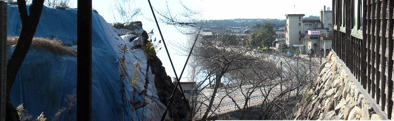多聞櫓から市内を見る。左は修理中の天守閣の石垣