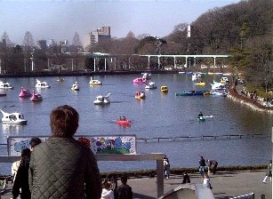 ゆりかごから墓場までという粋な計らいではないでしょうが、 この公園から北へ約1.5キロのところに広大な丘陵(約150ha)に墓地を配置した平和公園 があります。戦後復興計画で,市内にあった多くの墓地(約20万基といわれる)の宗派を超えた 移