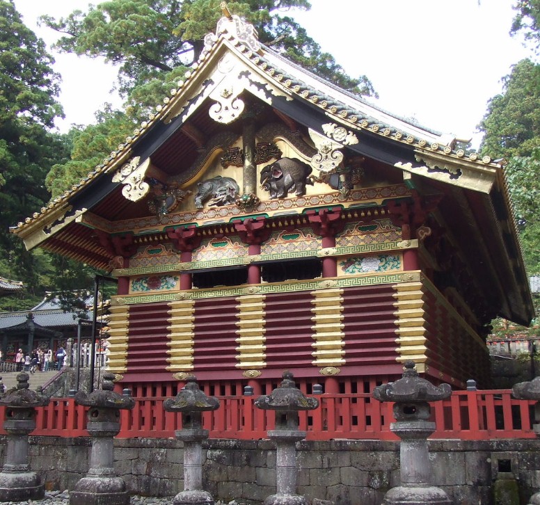 上神庫。例祭等に使用する道具が収められている。 クリエイティブ・コモンズ 表示-継承ライセンスの下で利用可能です。 日光東照宮上神庫 世界文化遺産・日光東照宮. 2011年5月上,中,下各神庫の画像あります。 日光東照宮