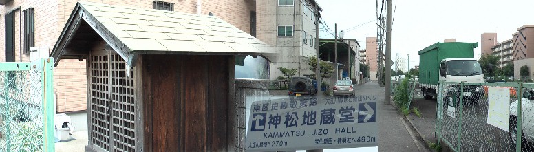 江戸時代に発行された水袋新田絵図・大江通南西角に、「水袋新田鎮守社加霊松神社・ 星宮神主神事」の文字と、一本の大松と祠が描かれています。もとはこの祠に祀られて いましたが、昭和18年の大江川改修工事のときに、現在写真右の場所に移されました。