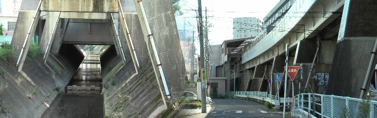 上社駅（地上駅）の構造を地上から写す。川の上にまたがった構造。