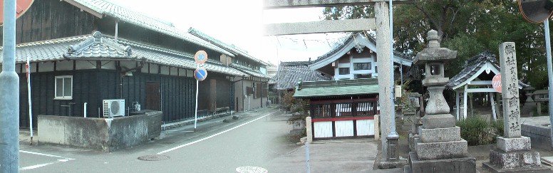 右：憶感神社（おっかん）と付近の街道、このあたりに本陣があった。 憶感神社