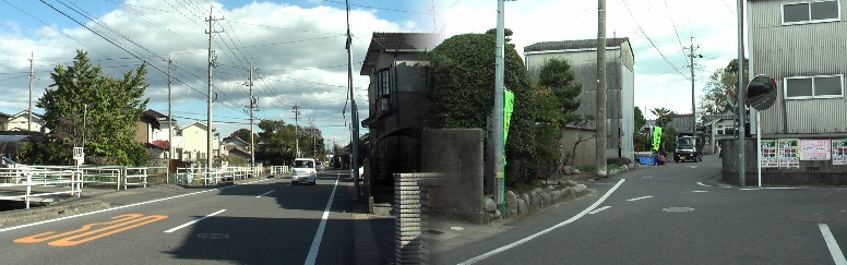 左、神守宿の西の木戸（入り口）付近、遠く左の森は穂歳（ほうとし）神社。右は神守宿跡の案内標柱付近。